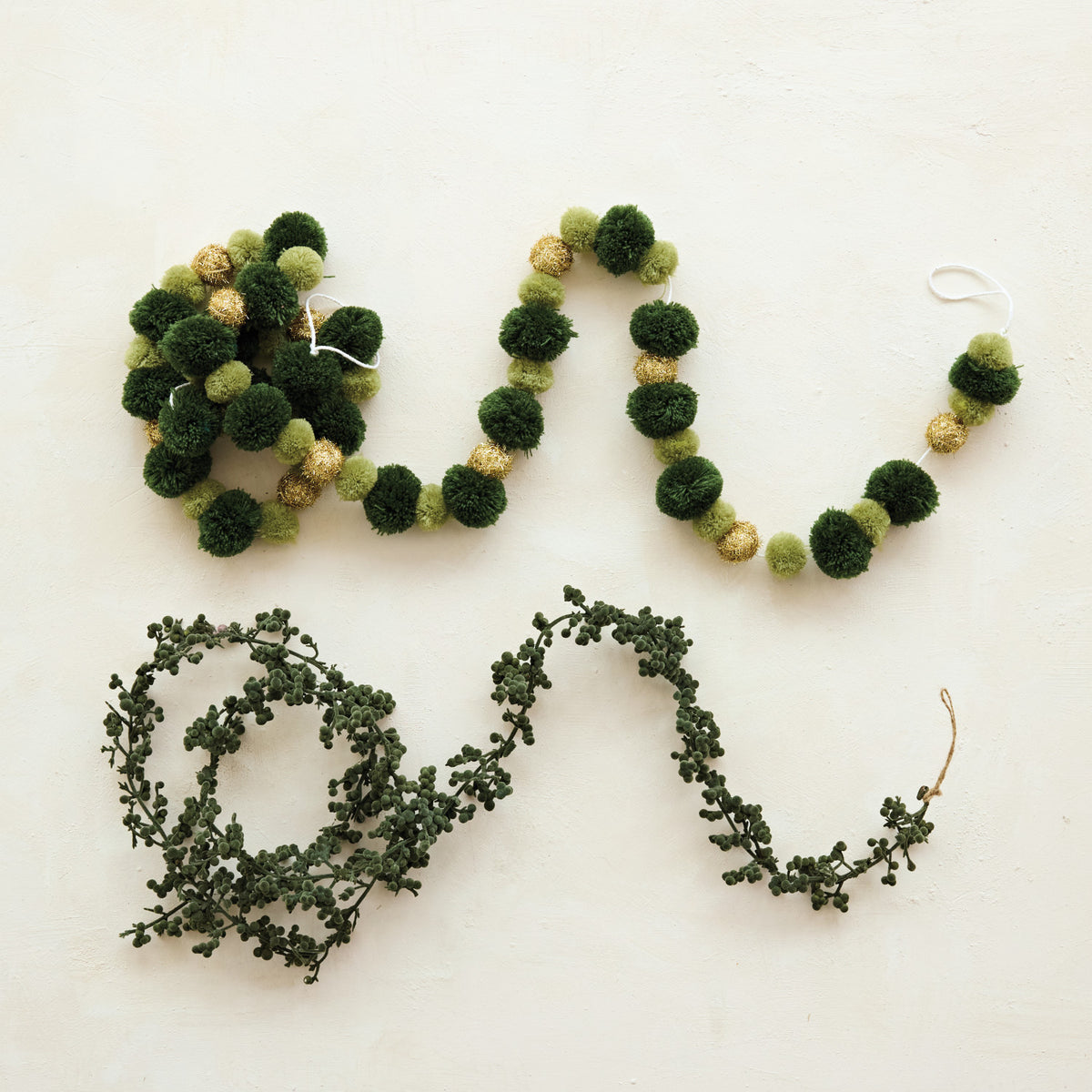 Flocked_Foam_Ball_Garland