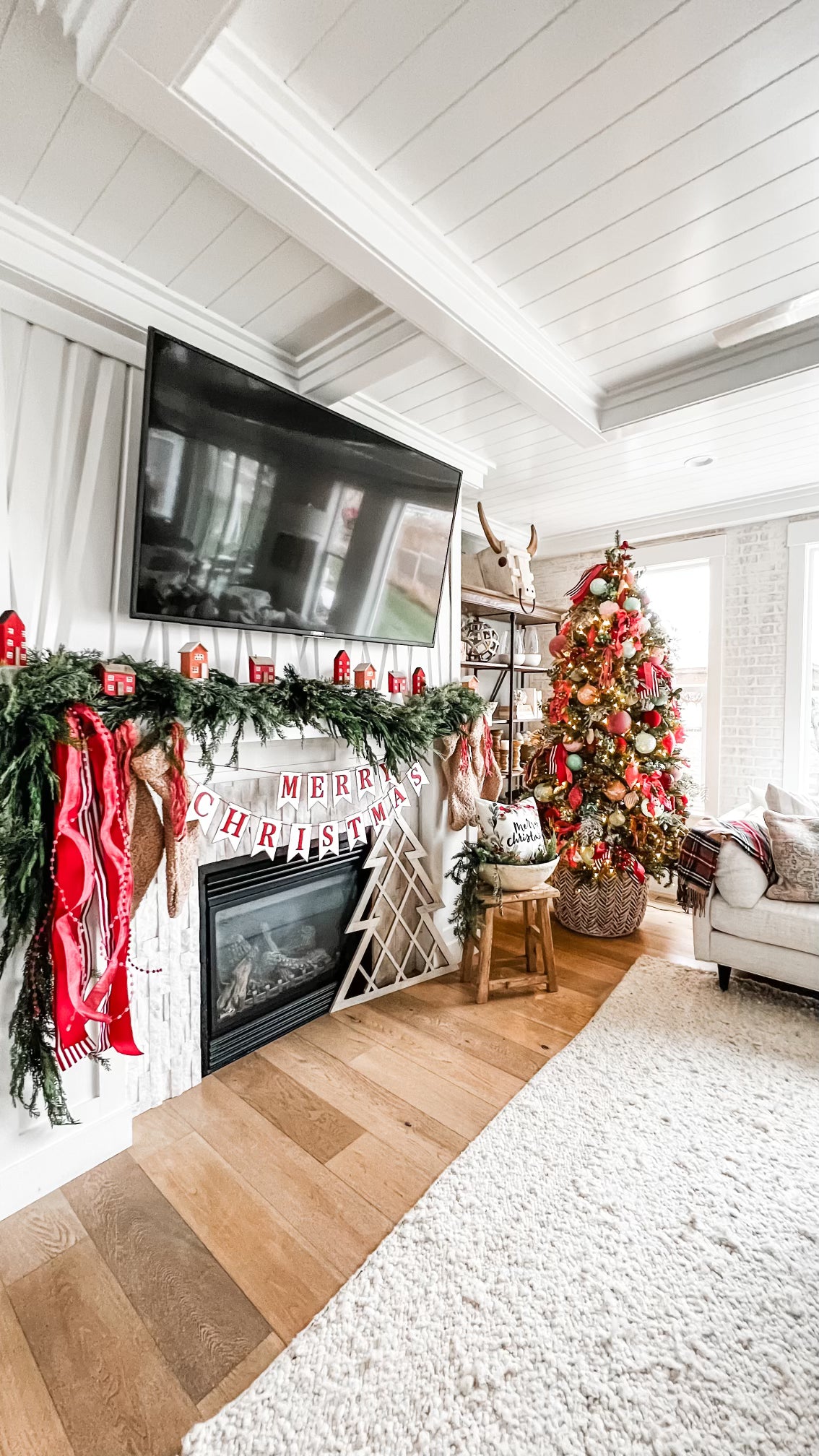 Red and White Merry Christmas Banner