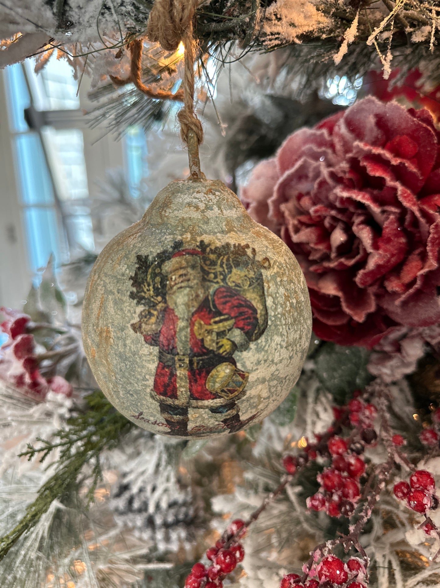 VINTAGE SANTA BEARING GIFTS 6" BALL