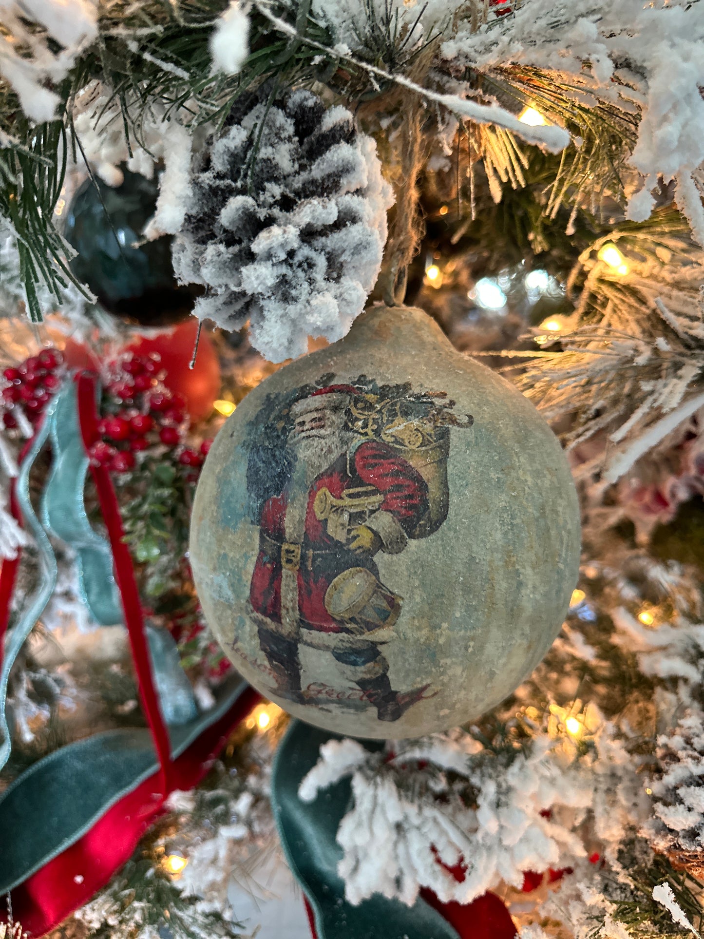 VINTAGE SANTA BEARING GIFTS 6" BALL