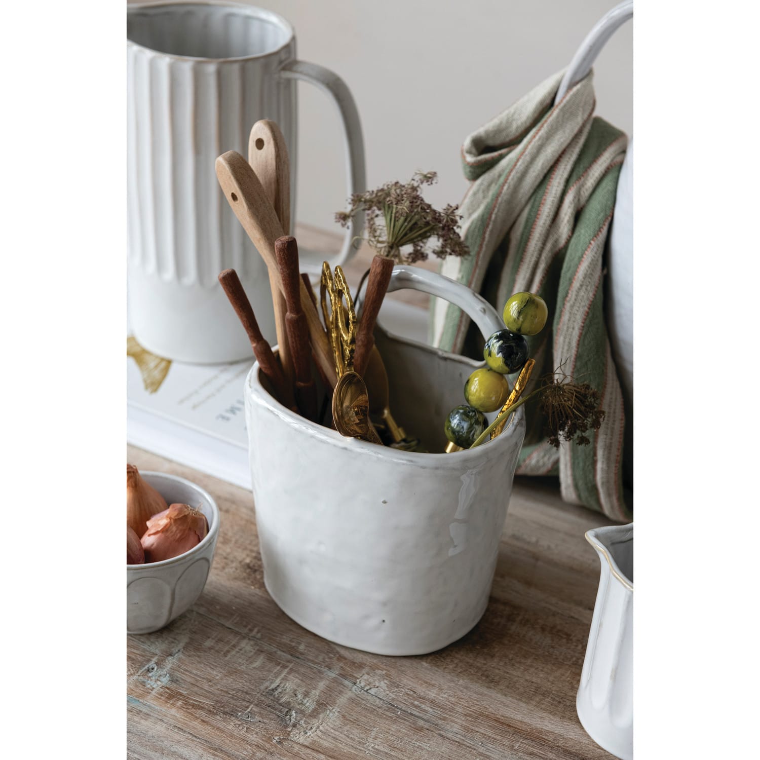 Stoneware crock with handle