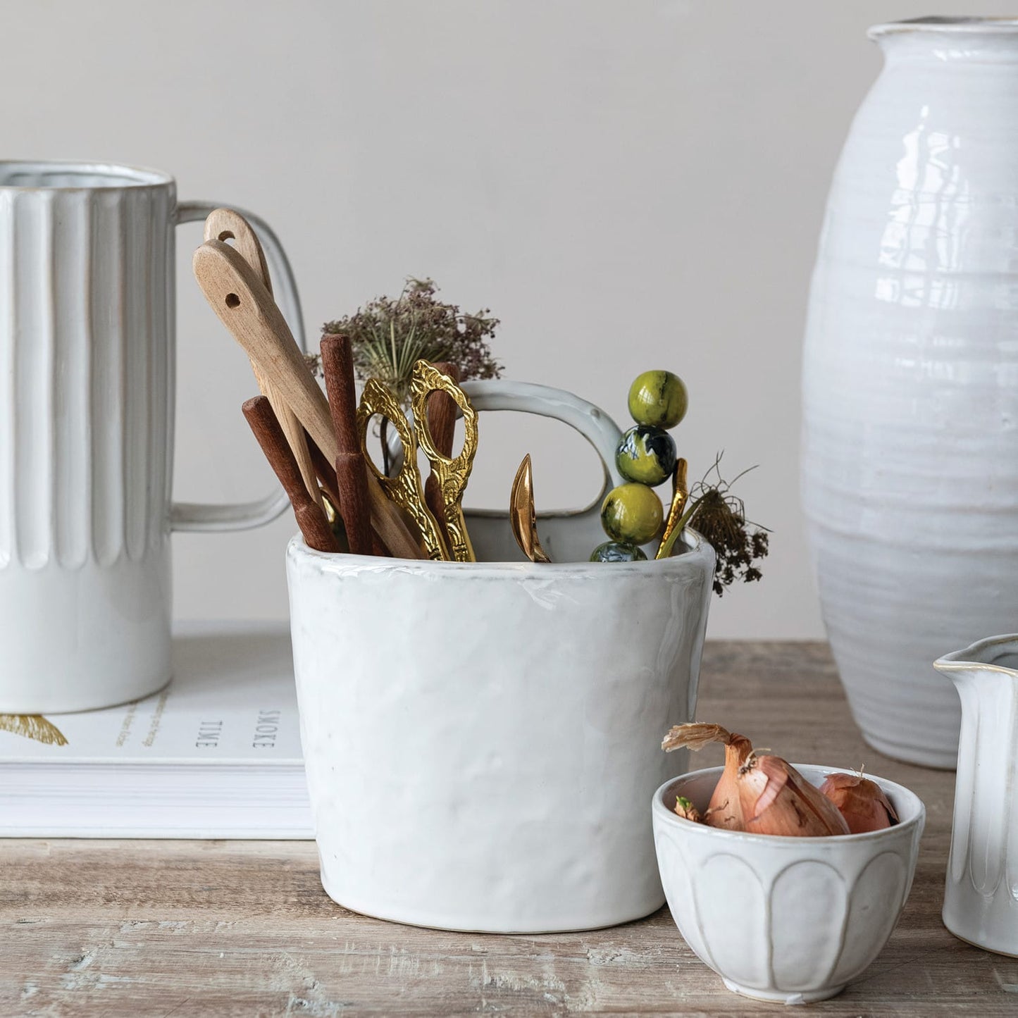 Stoneware crock with handle
