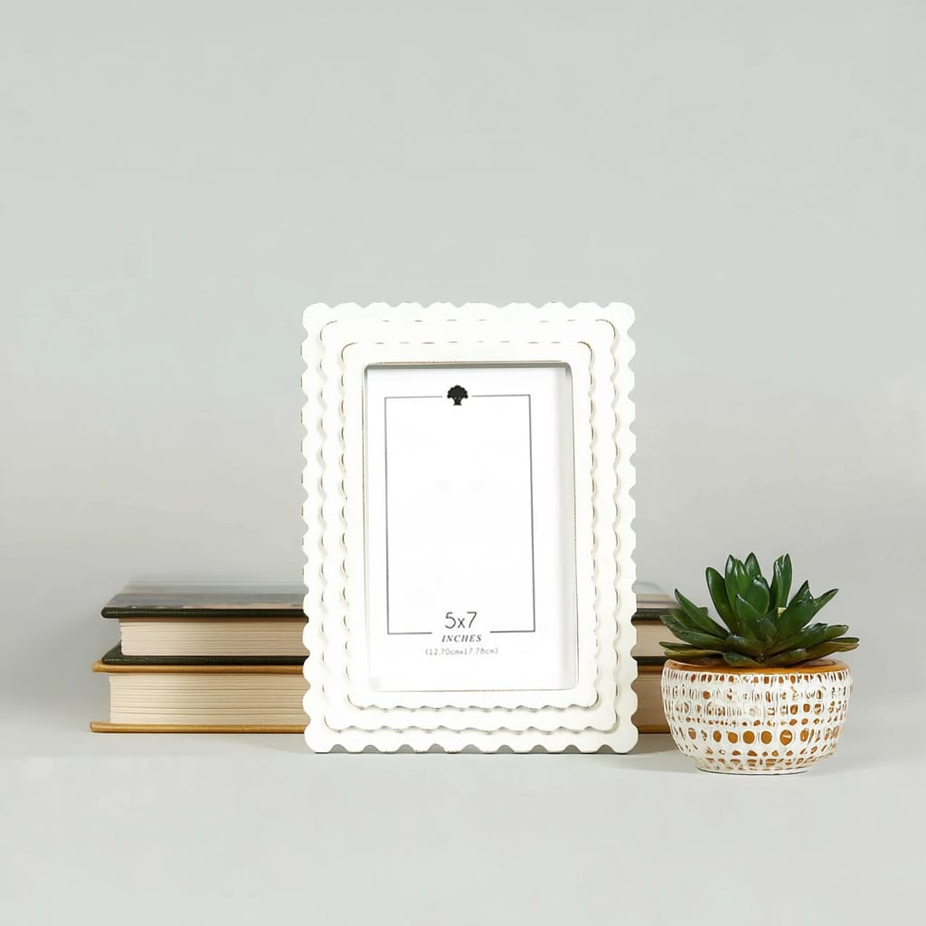 White Wood Scalloped Photo Frame - 2 Sizes