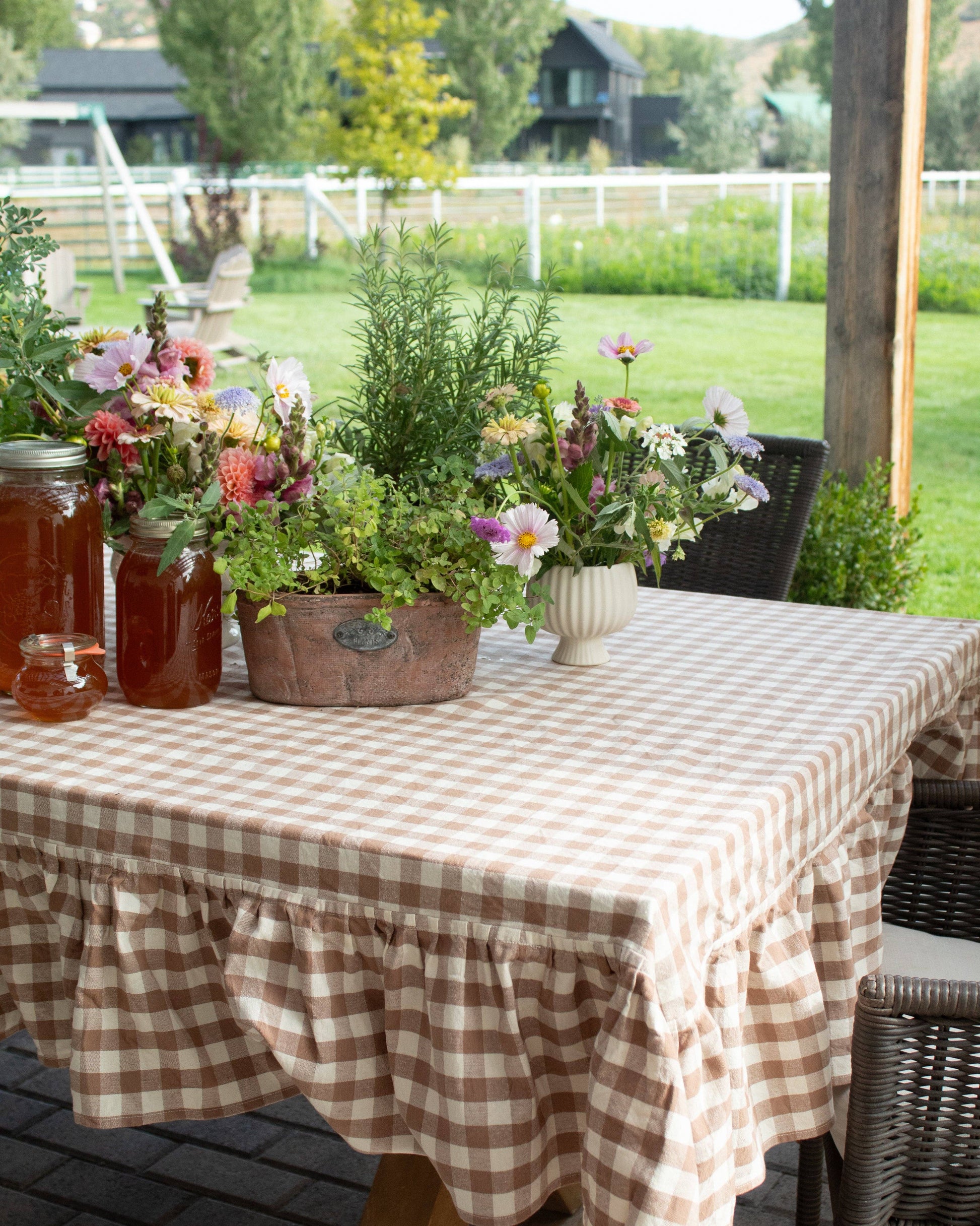 Hazelnut Ruffled Gingham Tablecloth – Round & Rectangle